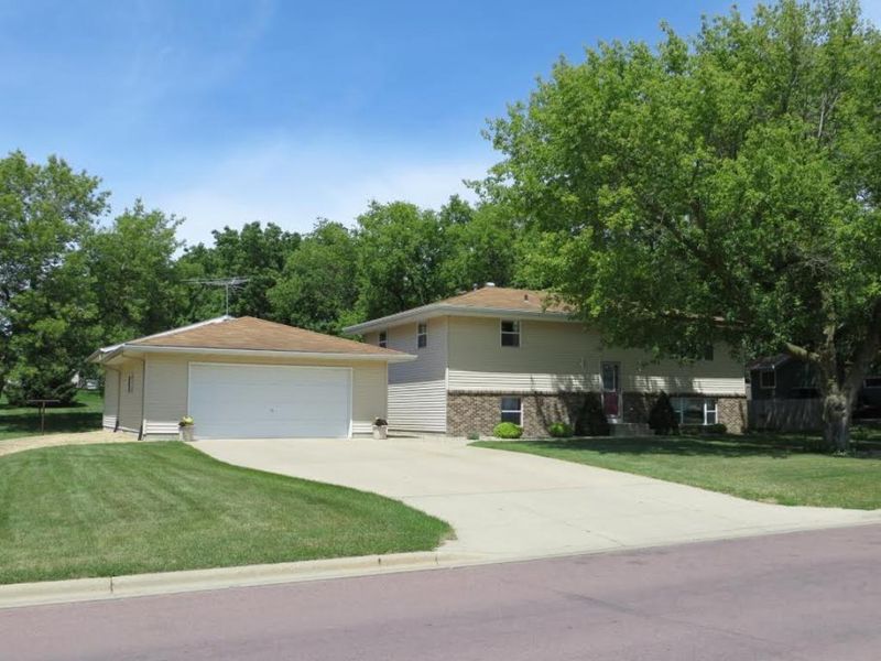 246 W Sharon St, Le Center, MN 56057