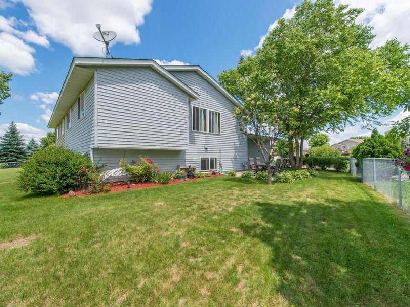 1538 Applegate Ln, Shakopee, MN 55379