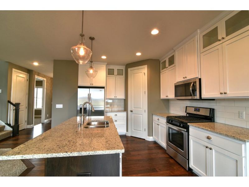 9703 Compass Pointe Ct, Woodbury, MN 55129