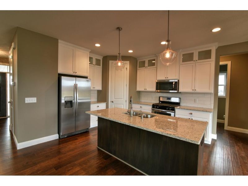 9703 Compass Pointe Ct, Woodbury, MN 55129