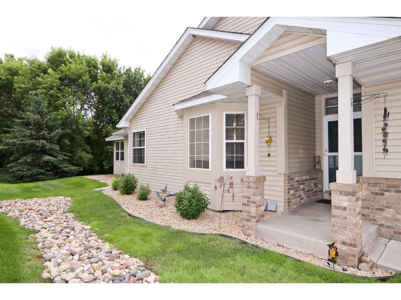 2113 Albemarle Ct N, Roseville, MN 55113
