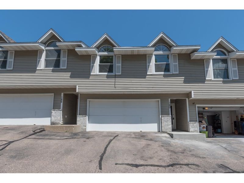 180 Ridgewood Dr, Chaska, MN 55318