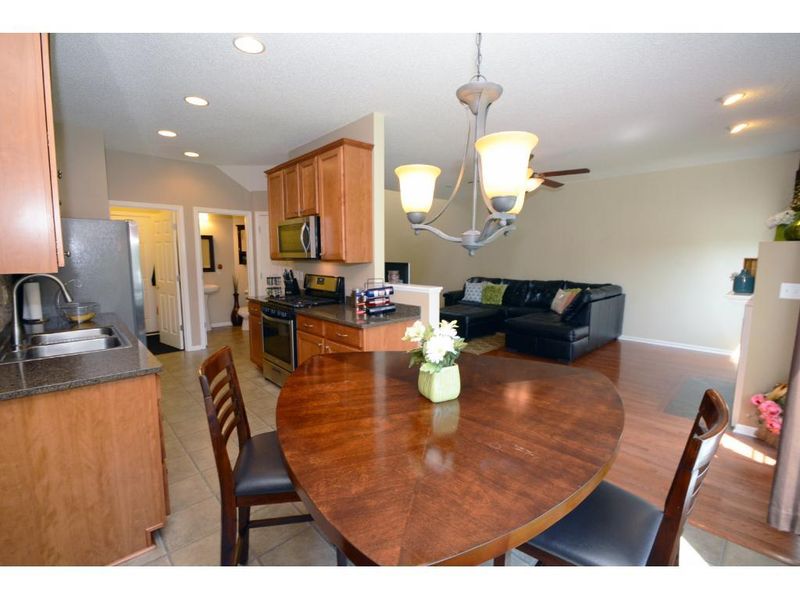 633 Sutherland Dr, Woodbury, MN 55129