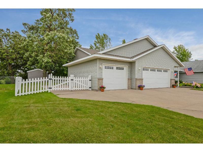 9026 Farmstead Ave, Monticello, MN 55362