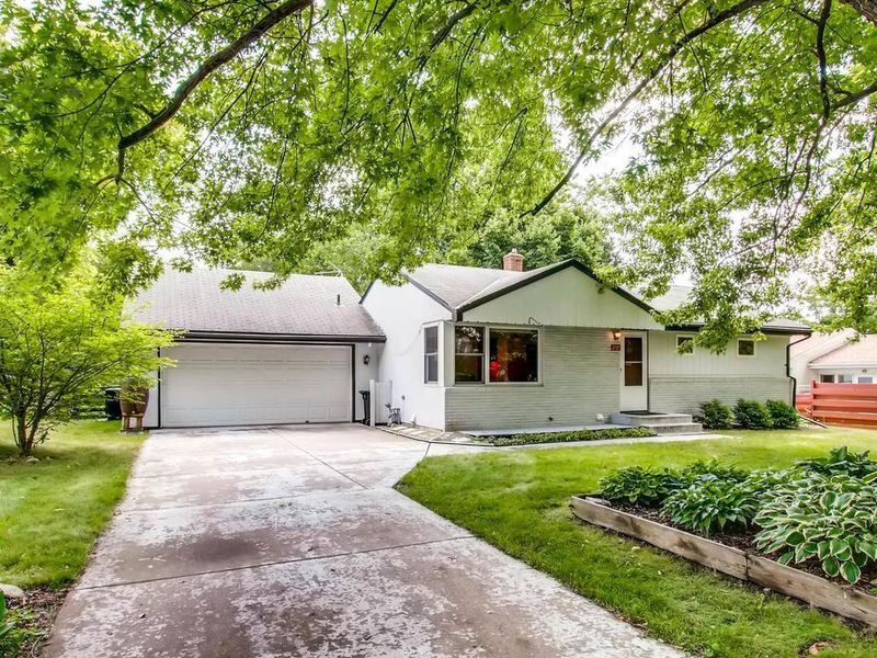 2726 Churchill St, Roseville, MN 55113