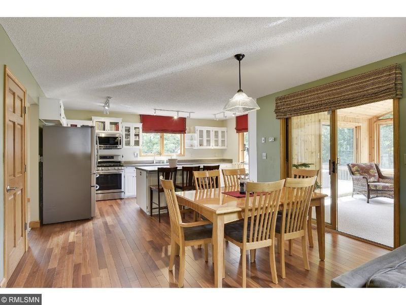 691 Woodridge Dr N, Chaska, MN 55318