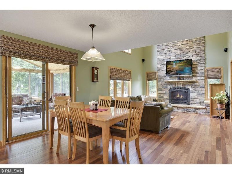 691 Woodridge Dr N, Chaska, MN 55318