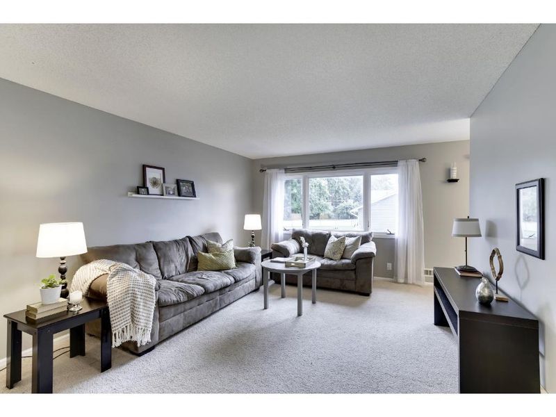 1000 Baldwin Dr, Apple Valley, MN 55124