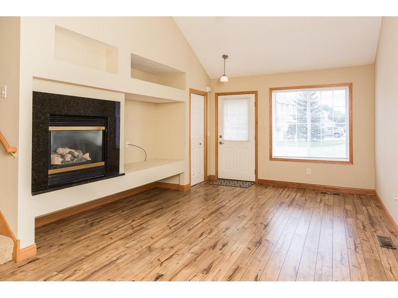 818 Gannon Dr, Shakopee, MN 55379
