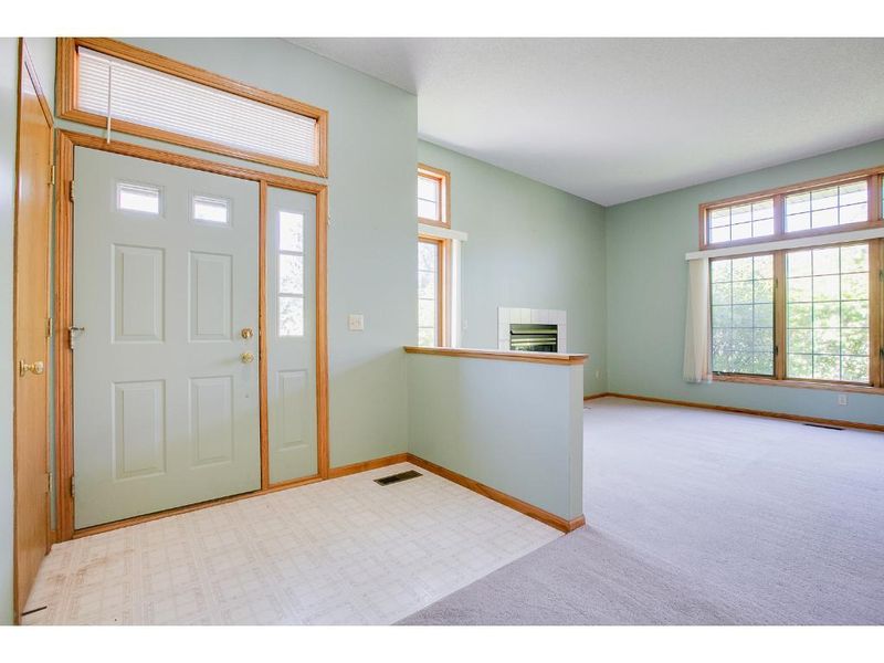 2058 Holloway Ave E, Maplewood, MN 55109