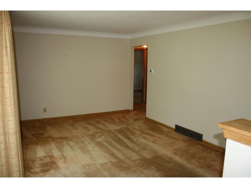 833 Mcknight Rd N, Saint Paul, MN 55119