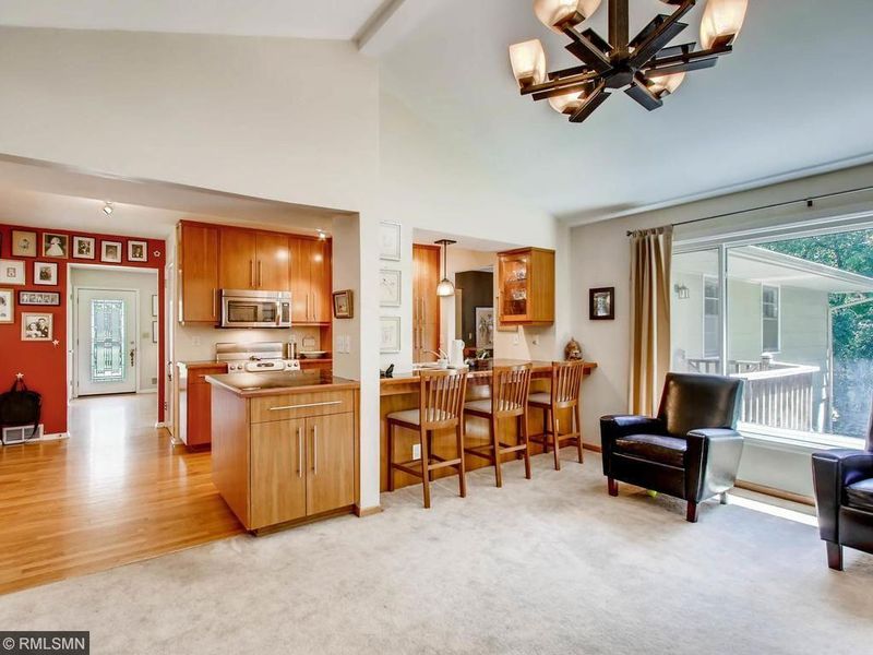 355 Cimarron Rd, Apple Valley, MN 55124