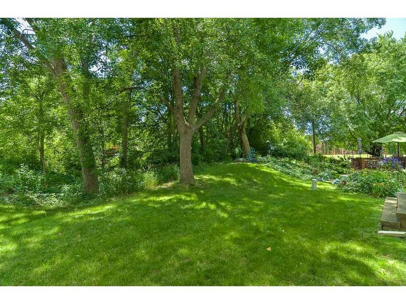 2121 Tamarin Trl, Golden Valley, MN 55427