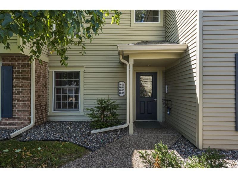 7609 W 110th St, Bloomington, MN 55438