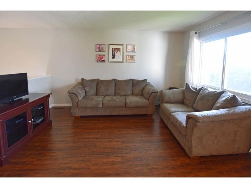1031 E 145th St, Burnsville, MN 55337