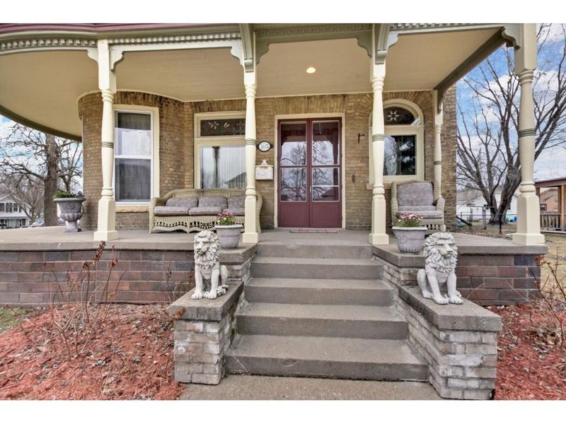 105 N Elm St, Chaska, MN 55318