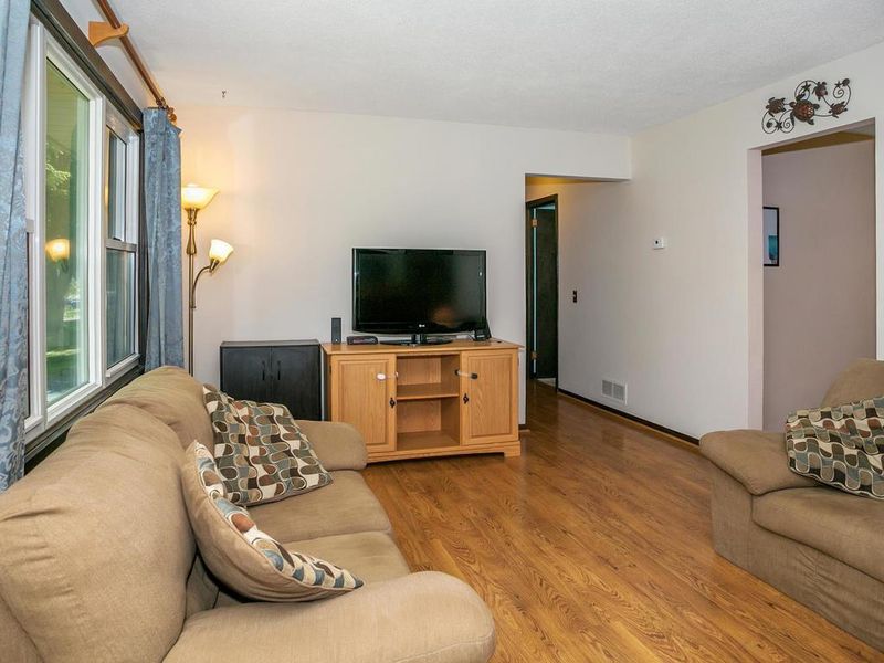 4275 Stirrup St, Eagan, MN 55123