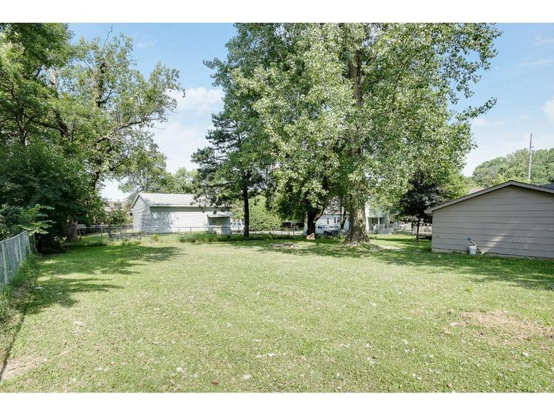 6831 10th St N, Oakdale, MN 55128