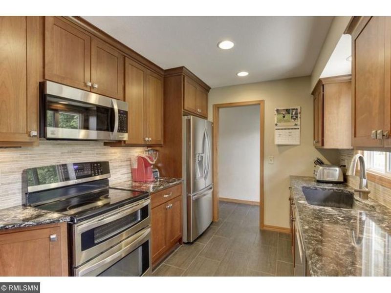 819 Fireside Dr, Apple Valley, MN 55124