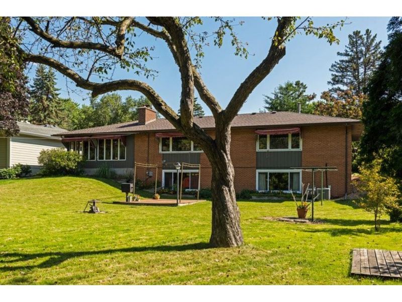 5173 Abercrombie Dr, Edina, MN 55439