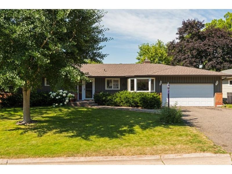 5173 Abercrombie Dr, Edina, MN 55439