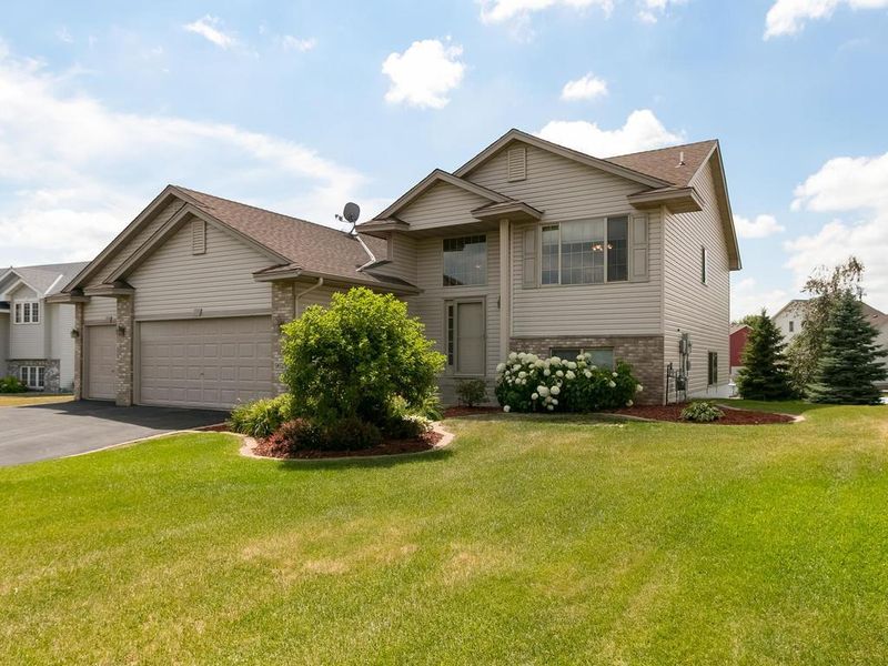 9625 Park Place Dr, Monticello, MN 55362