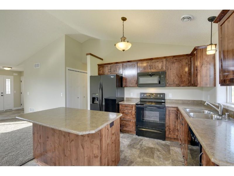 1220 18th Ave SE, Cambridge, MN 55008