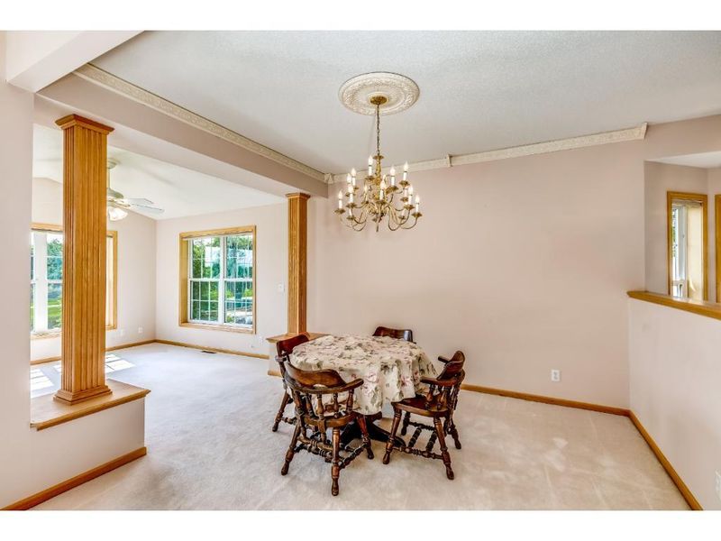 609 Holly Ln N, Oakdale, MN 55128