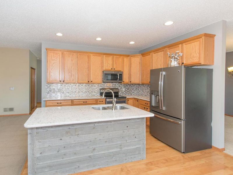 160 Elm Dr, Carver, MN 55315
