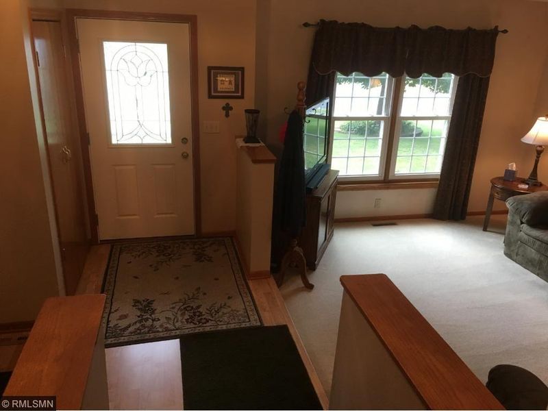 5253 Heath Ave N, Oakdale, MN 55128