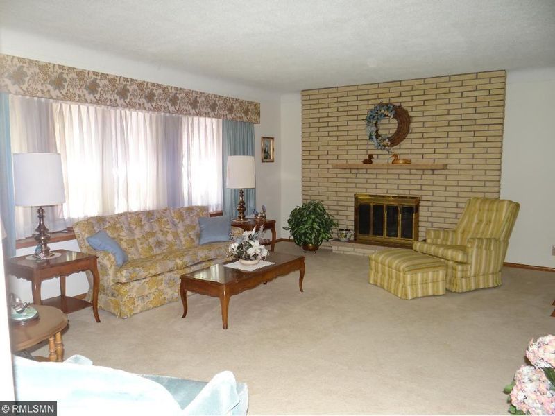 2698 Sheldon St, Roseville, MN 55113