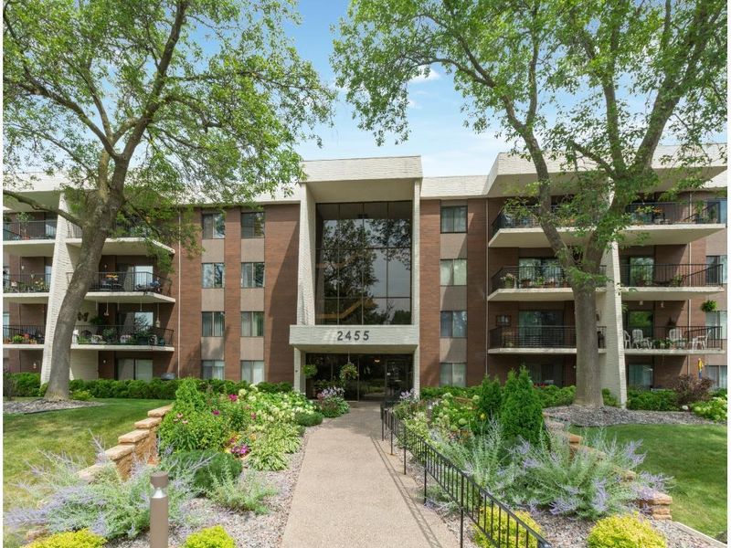 2455 Londin Ln #424, Maplewood, MN 55119