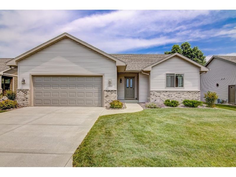 1955 Concord Trl, Eau Claire, WI 54703