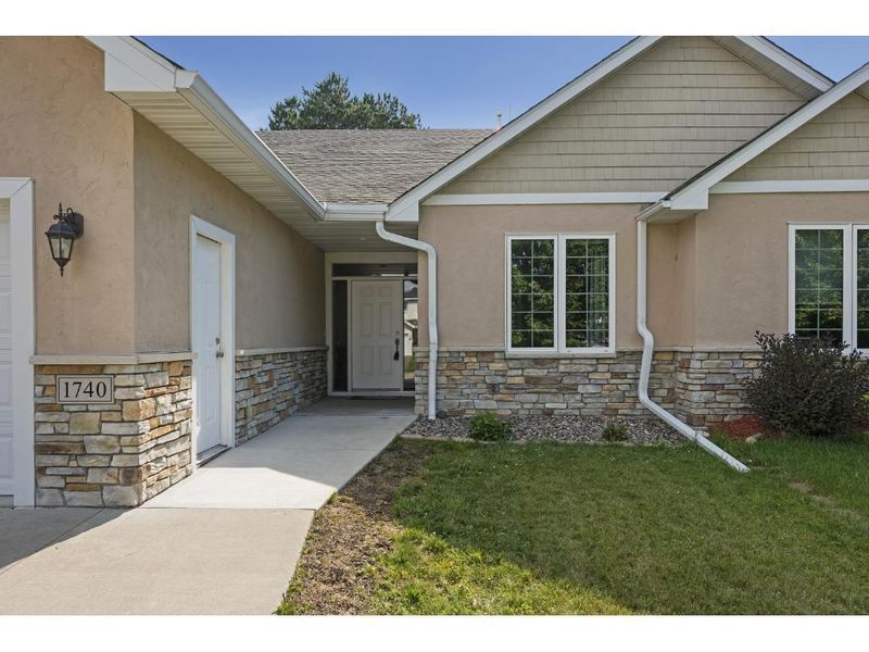 1740 Gettysburg Ct, Golden Valley, MN 55427