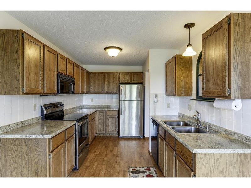 32 11th Ave S #305, Hopkins, MN 55343
