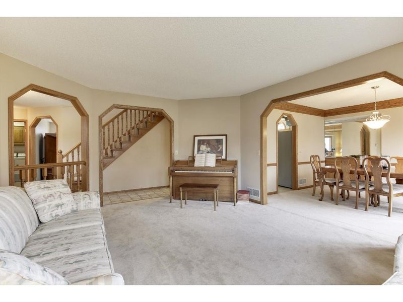 422 Oak Creek Ct, Vadnais Heights, MN 55127