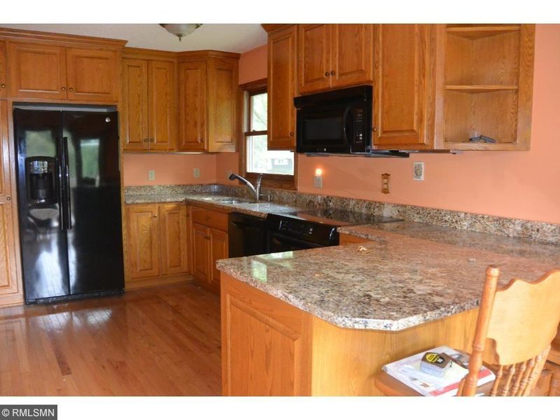897 Cooper Ln, Apple Valley, MN 55124