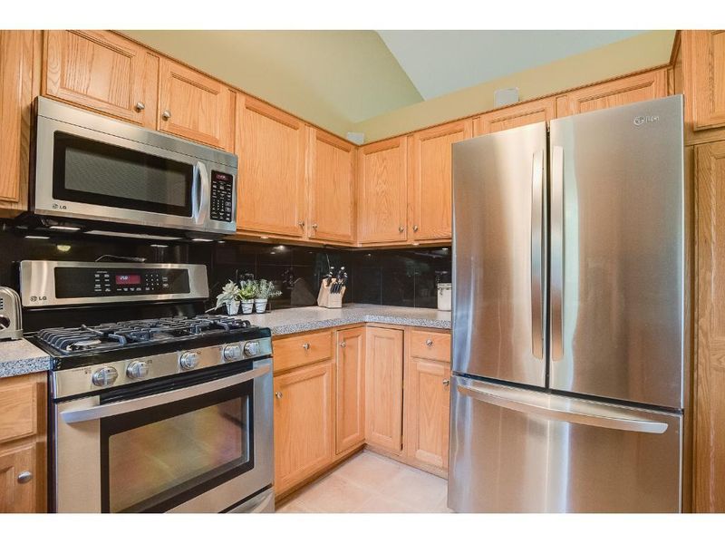 18590 Schroeder Pl, Eden Prairie, MN 55346