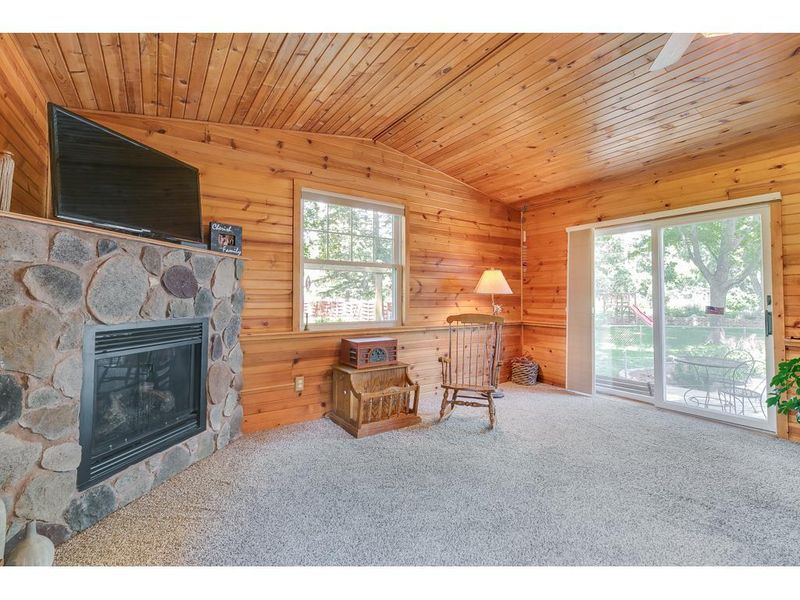 692 Riviera Dr, New Brighton, MN 55112