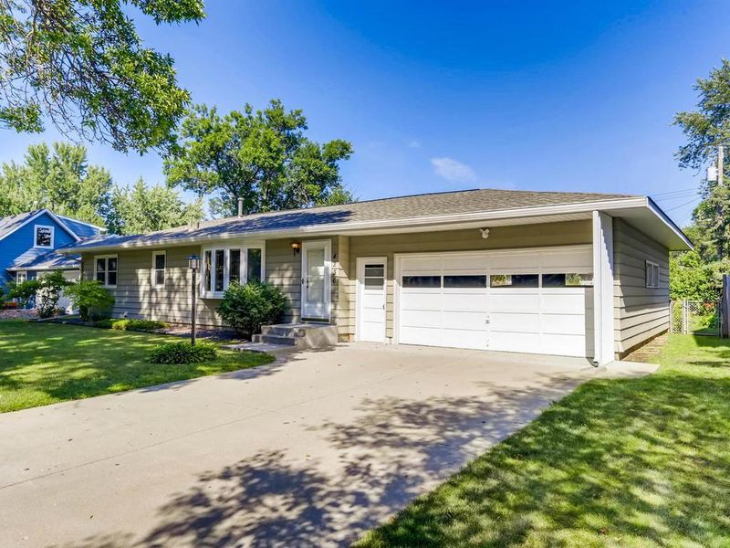 4236 Moonstone Dr, Eagan, MN 55122