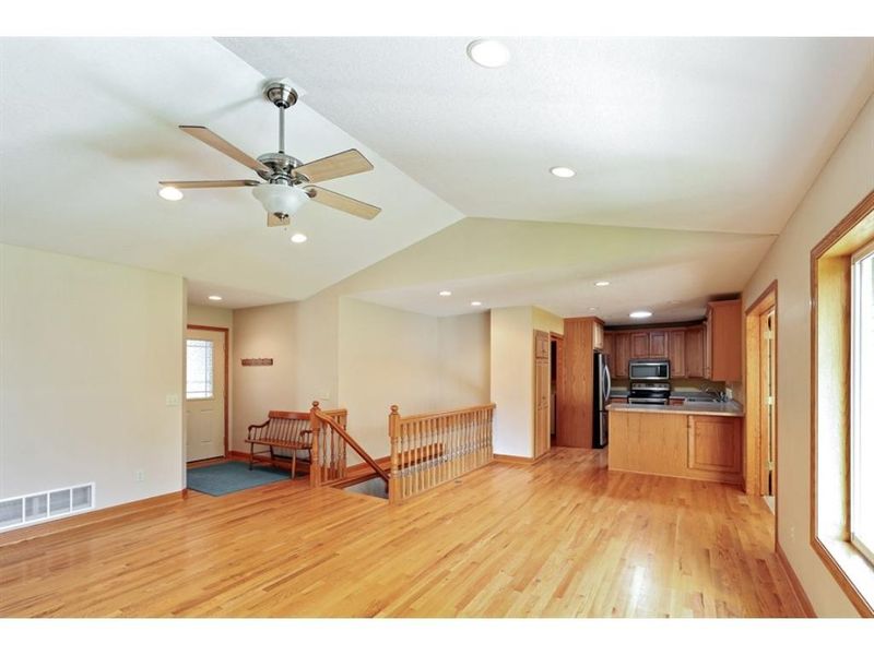 724 N Oak Dr, Vadnais Heights, MN 55127