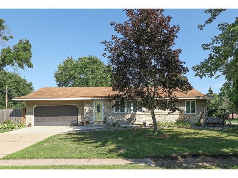 903 Cortland Dr, Apple Valley, MN 55124