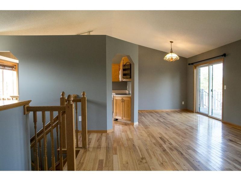 612 Pioneer Trl SE, Cambridge, MN 55008