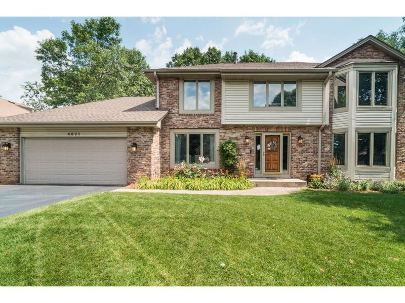 4691 Parkridge Dr, Eagan, MN 55123