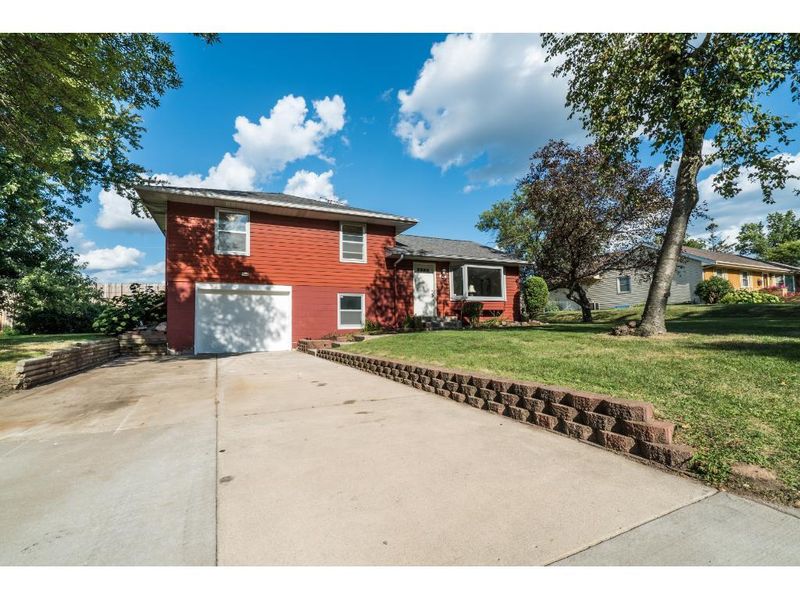 1902 Adolphus St, Maplewood, MN 55117