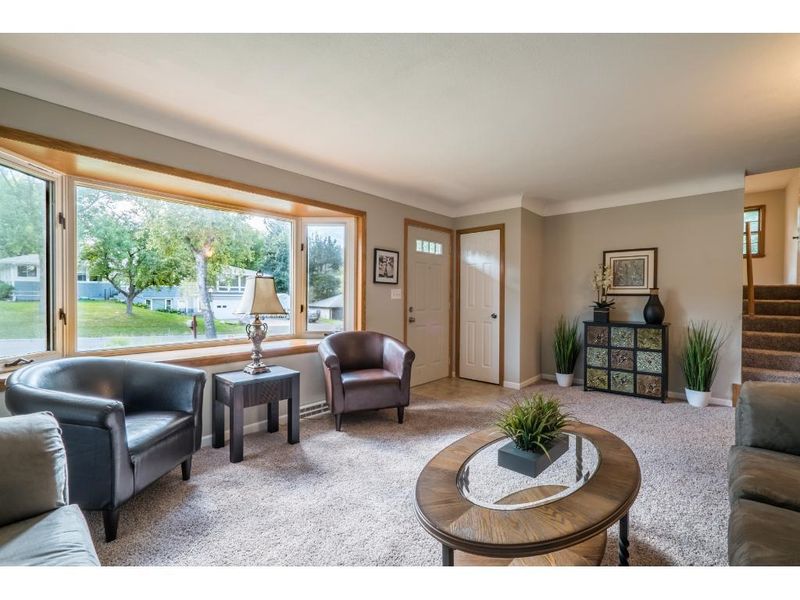 1902 Adolphus St, Maplewood, MN 55117