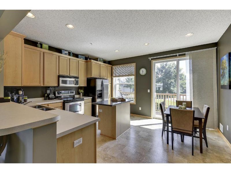 1995 Clover Ridge Dr, Chaska, MN 55318