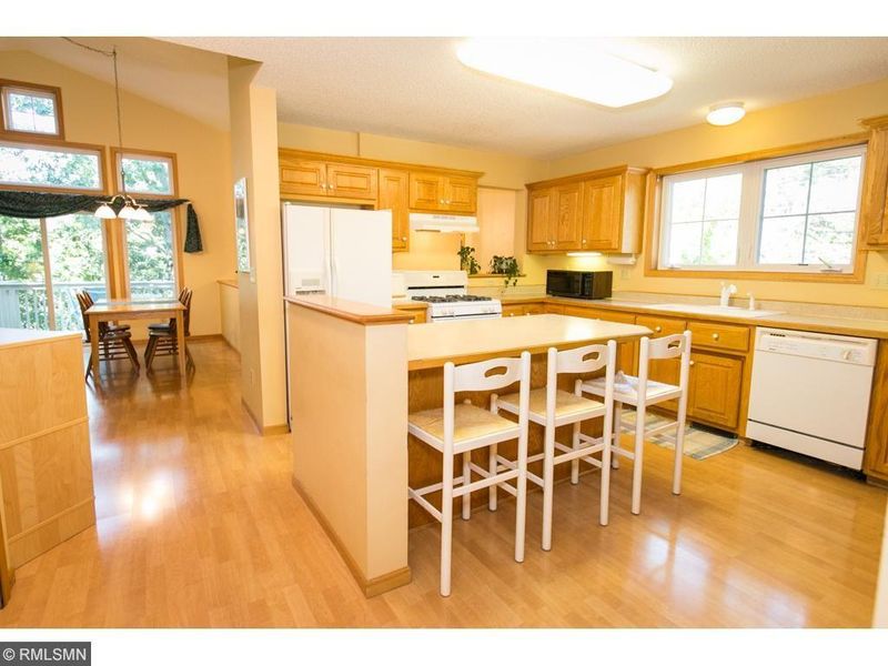 525 Edith Ave, Mahtomedi, MN 55115