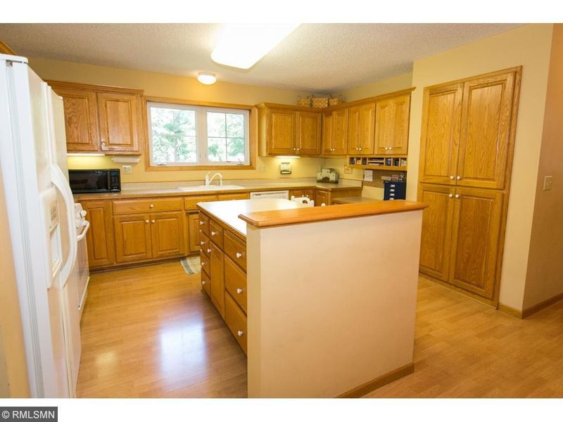 525 Edith Ave, Mahtomedi, MN 55115