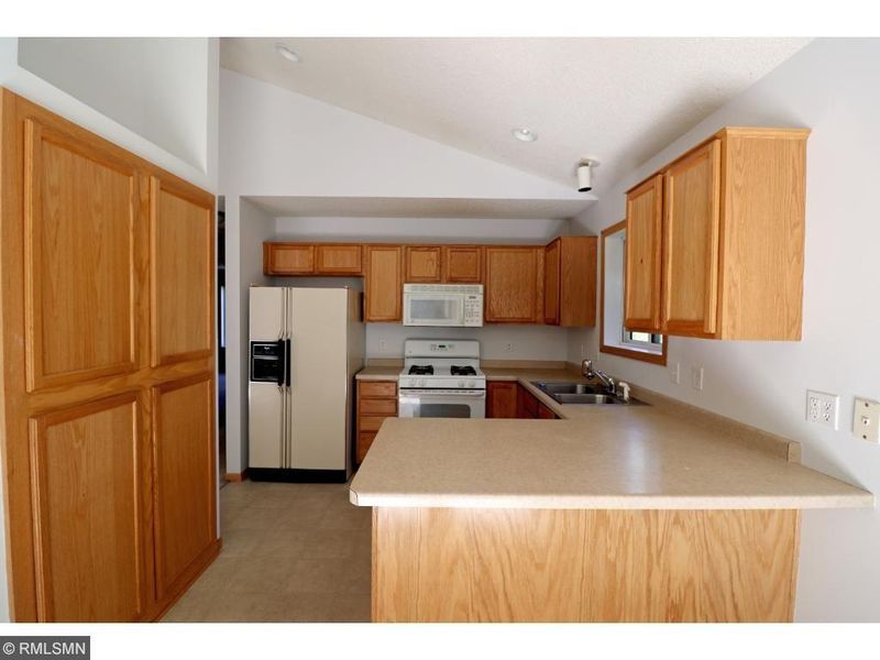 988 Kennard St, Saint Paul, MN 55106